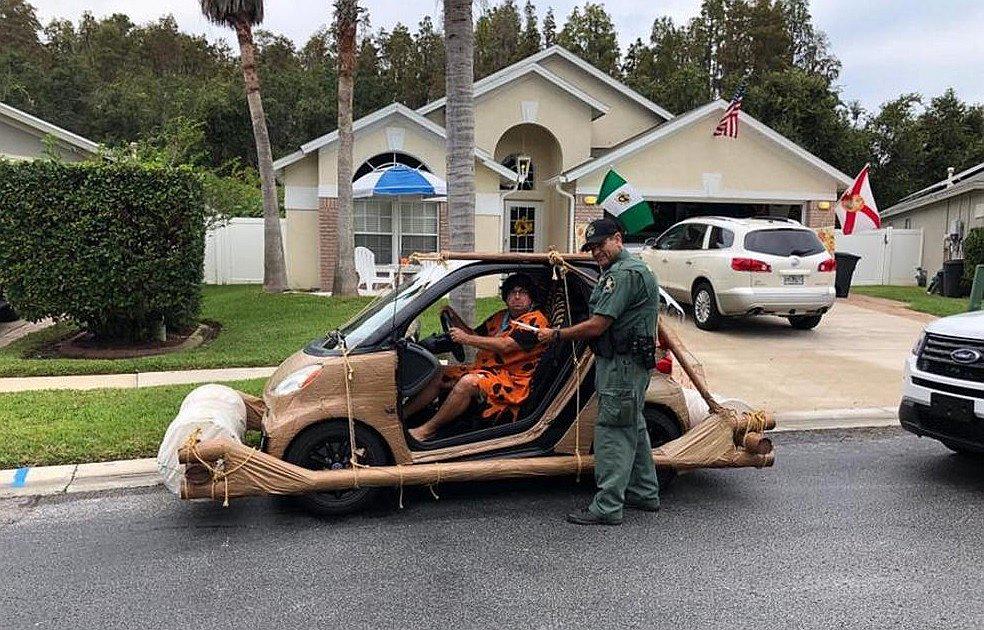 Policía multa a "Pedro Picapiedra" por conducir a exceso de velocidad (FOTOS)