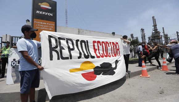 Diversos colectivos llegaron a la Refinería La Pampilla, en el distrito de Ventanilla, para protestar por el derrame del petróleo ocurrido el 15 de enero. (Foto: Jorge Cerdán)