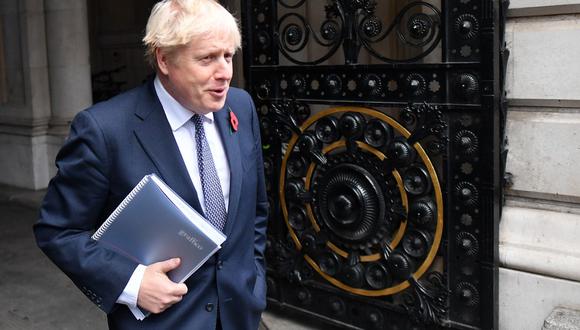 En esta foto de archivo, tomada el 10 de noviembre de 2020, el primer ministro británico, Boris Johnson, regresa a Downing Street en Londres después de presidir la reunión semanal del gabinete celebrada en la cercana Oficina de Relaciones Exteriores, Commonwealth y Desarrollo. (JUSTIN TALLIS / AFP)