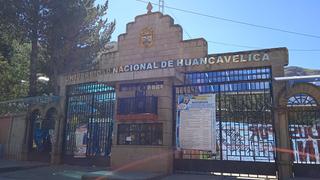 Entre problemas de la Universidad Nacional de Huancavelica juramenta nuevo rector