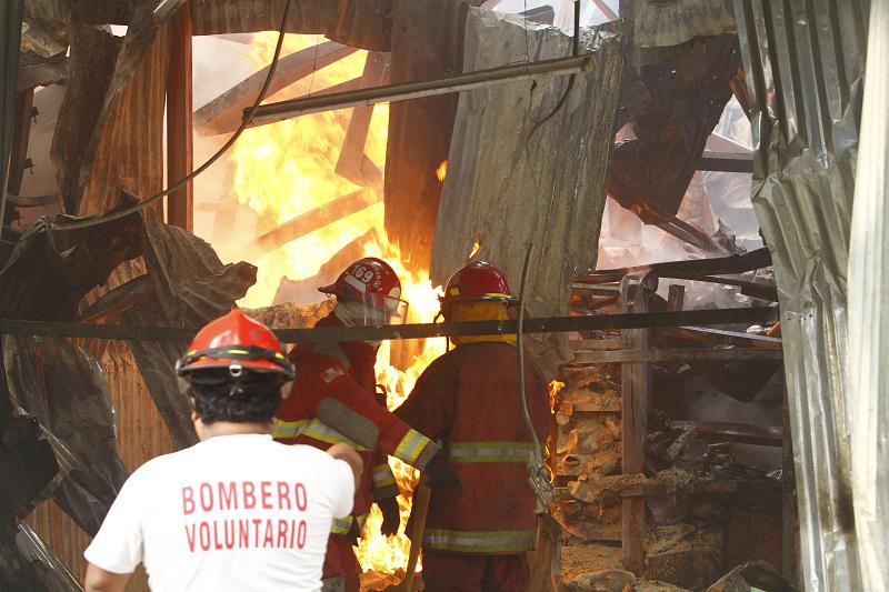 Incendio consume Mercado de Santa Anita