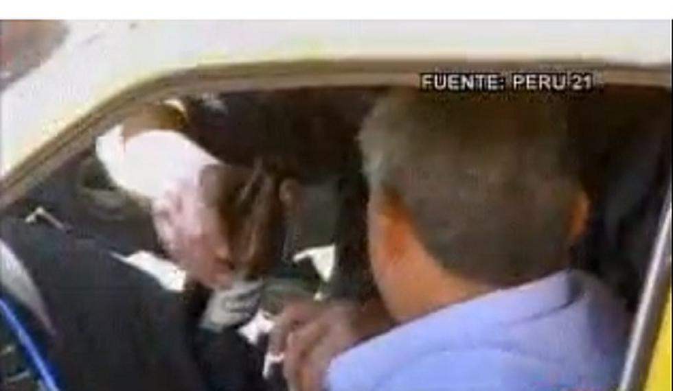 Arequipa: Sorprenden a policía bebiendo licor en taxi (VIDEO)