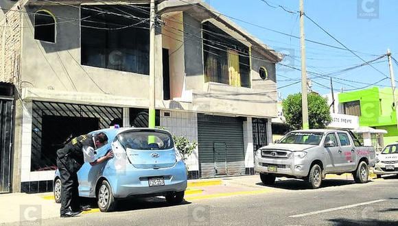 Arequipa: Empresaria denuncia que ladrones desmantelaron sus dos carros en la puerta de su casa