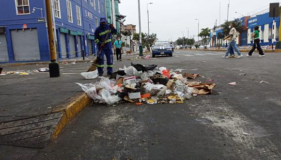 Festividades dejaron las calles llenas de desperdicios. Trabajadores del Segat limpian vías desde las 4 de la mañana. (Foto: Segat)