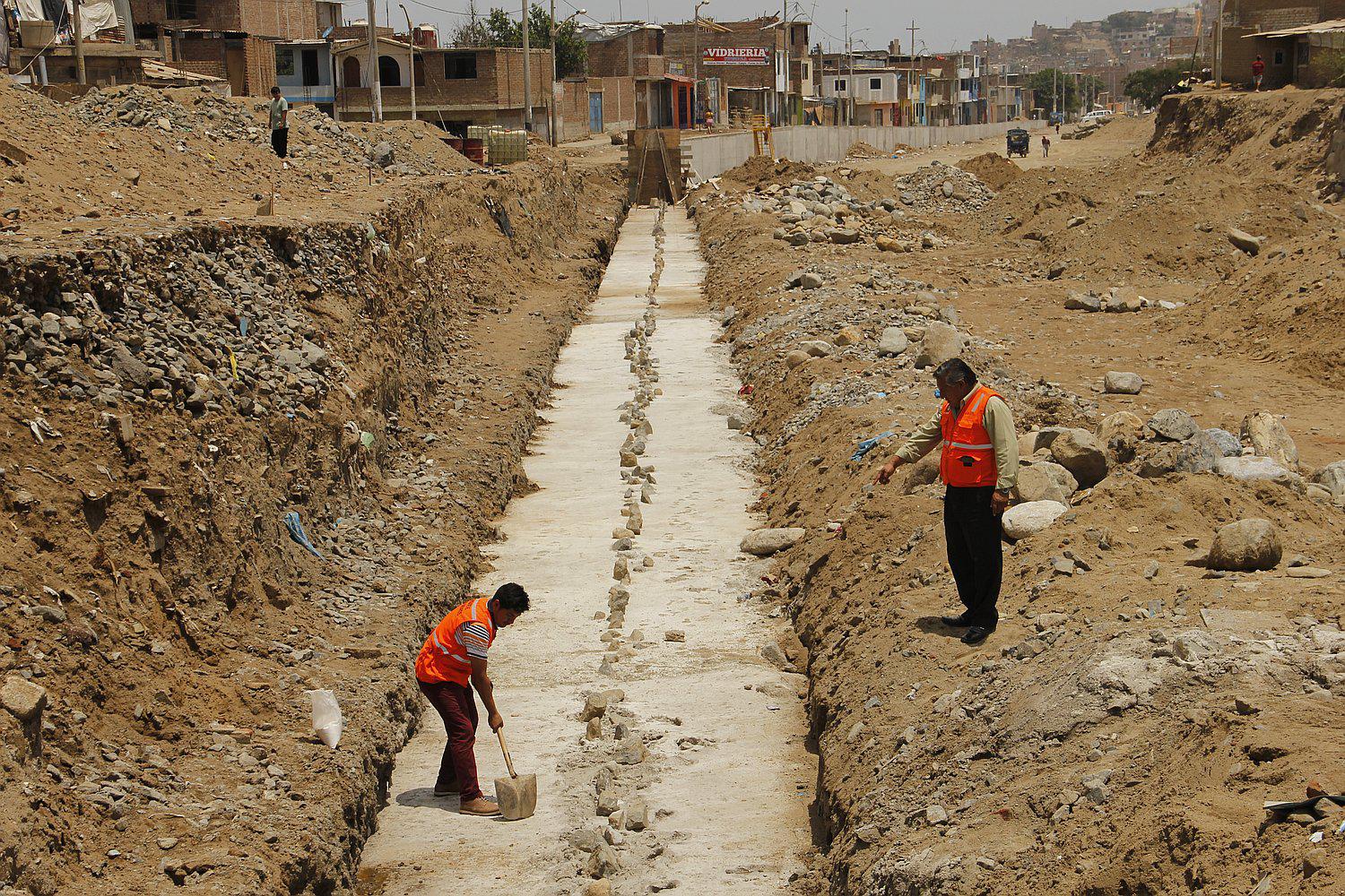 Ante presencia de lluvias colocan muros de contención en El Porvenir