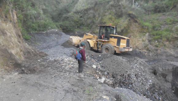 Limpian cinco carreteras en Colcabamba