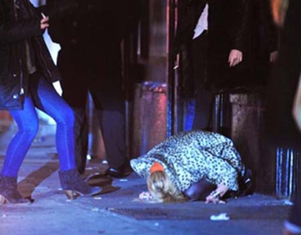 Lindsay Lohan fue captada ebria saliendo de un Bar 