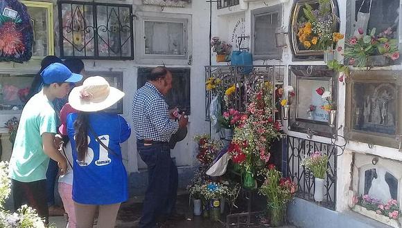 Todos los Santos: Familias ofrecen alimentos por las almas de sus difuntos (VIDEO)