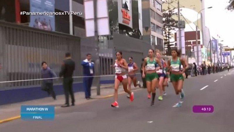 Niño corrió al lado de Gladys Tejeda para alentarla (VIDEO)