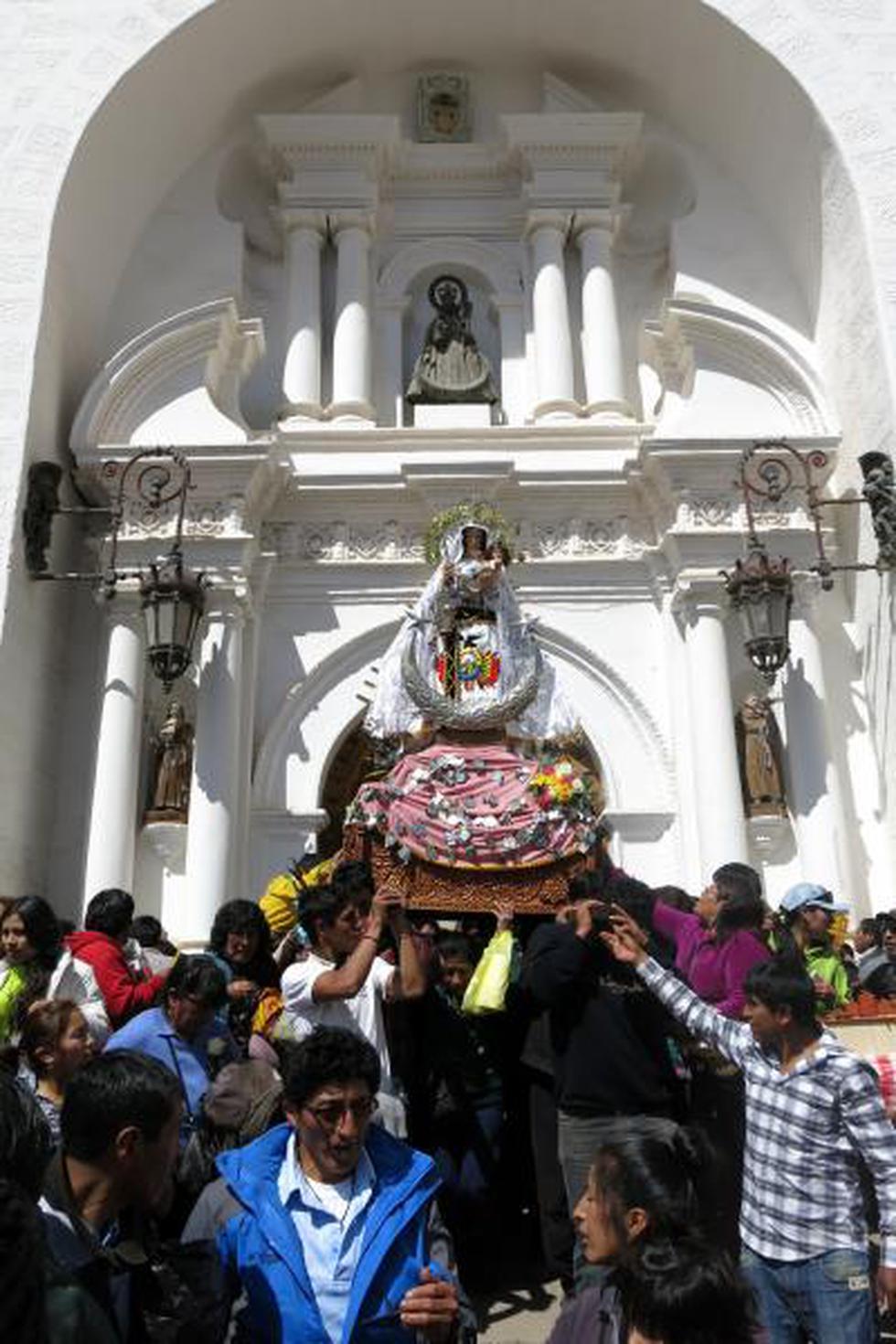 Así veneran a la Virgen de Copacabana (fotos)
