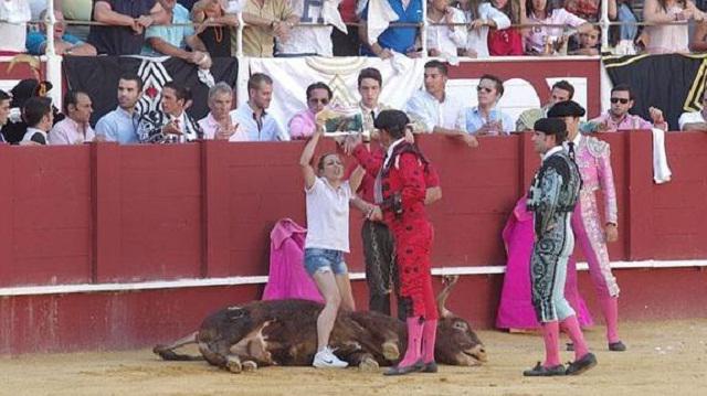 YouTube: Mujer se metió al ruedo a consolar a un toro moribundo