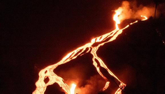 Los derrames de lava que se han producido en las últimas horas por la reconfiguración de los centros eruptivos del volcán de La Palma han ensanchado la colada que más preocupa en estos momentos, la que se ha quedado parada en el barrio de La Laguna.  (Foto: EFE/ Miguel Calero)