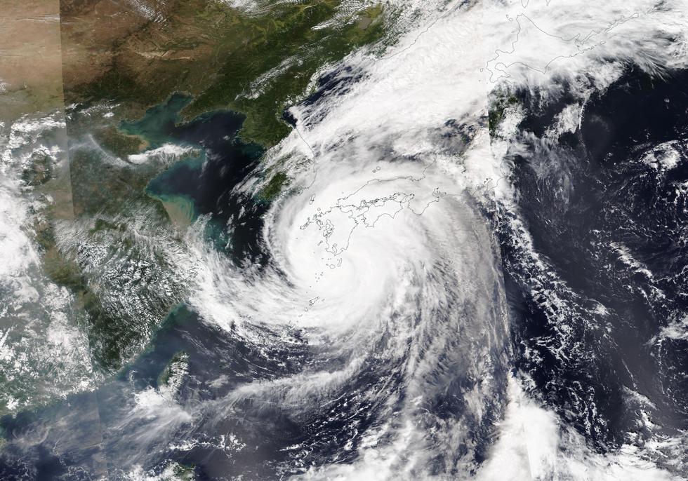 Esta imagen satelital de NASA muestra el tifón Nanmadol sobre el sur de Japón. - Millones de personas en Japón estaban bajo advertencias de evacuación este 19 de septiembre cuando el tifón Nanmadol trajo fuertes vientos y fuertes lluvias al suroeste del país después de tocar tierra durante la noche. (Foto por NASA/AFP)