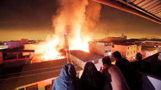 Incendio de gran magnitud provocó destrucción de dos almacenes en el Parque Industrial de VES (FOTOS)