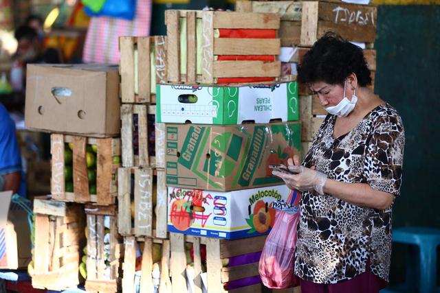 Pese a que se ha dipuesto el obligatorio el uso de mascarilla para circular por las vías de uso público, se reportó que algunas mujeres no hacen el buen uso de este material. (Foto: HugoCurotto/GEC)