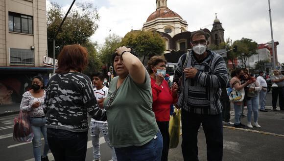 Personas permanecen en las calles hoy, después de activarse la alerta sísmica en la Ciudad de México (México). (Foto: EFE/José Méndez)