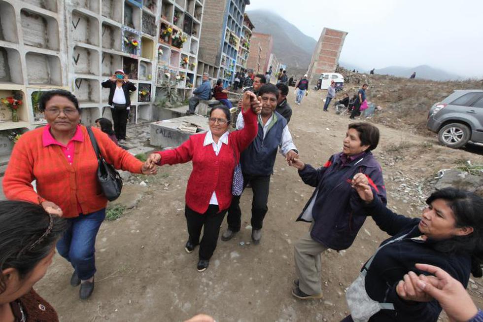 Así se vivió el Día de los Muertos en el cementerio de Nueva Esperanza (FOTOS)