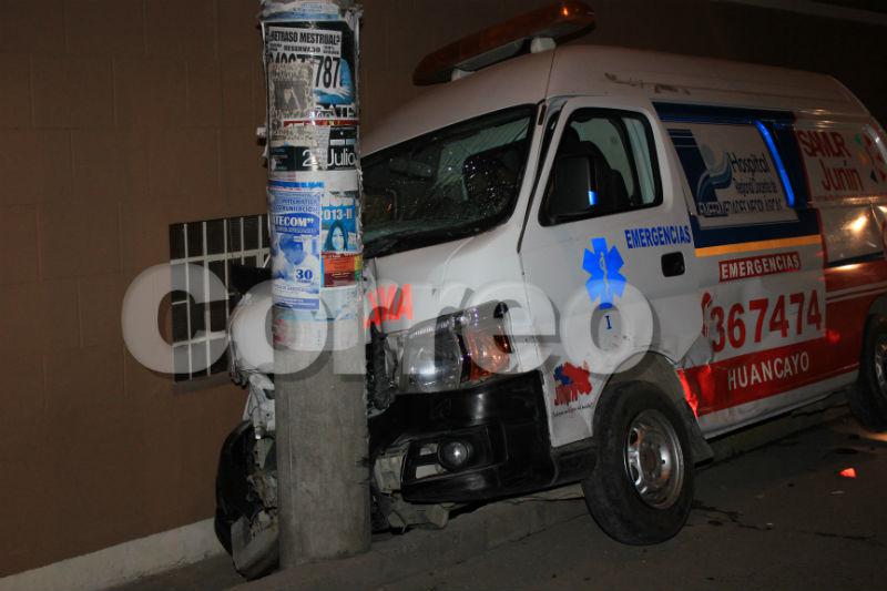 Por excesiva velocidad ambulancia choca con taxi y poste