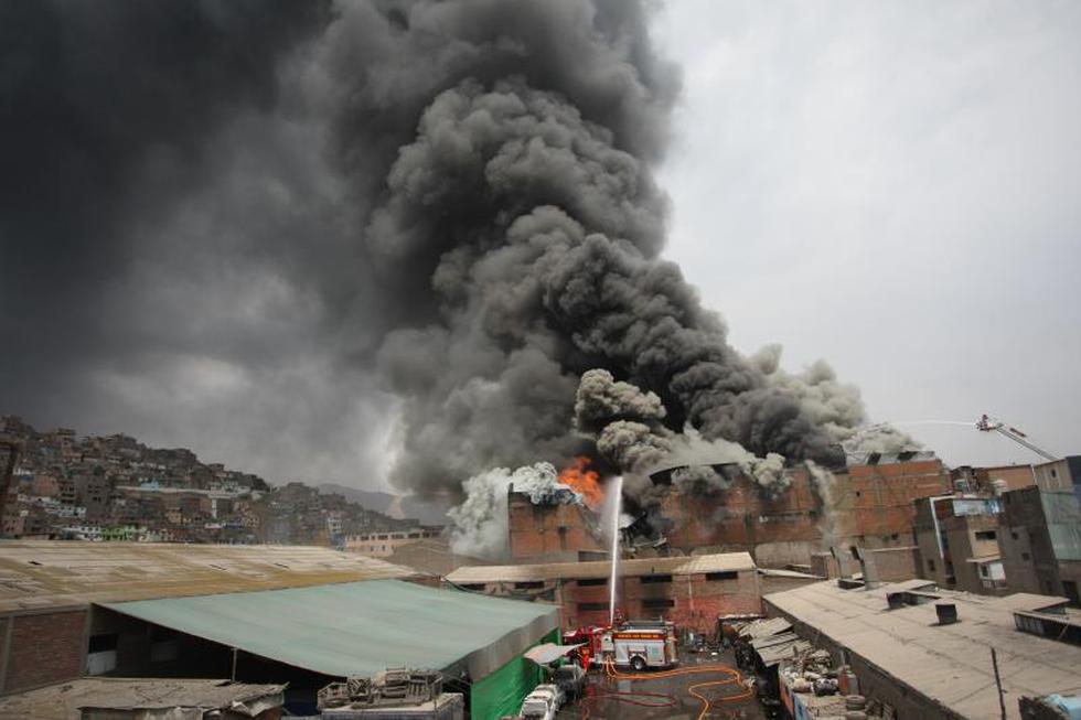 FOTOS: Bomberos lucharon por más cinco horas contra incendio de La Victoria