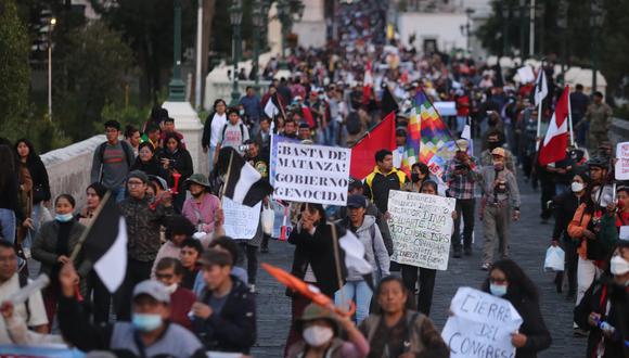 Cientos salieron a marchar por las calles del Centro Histórico en rechazo a la crisis política y social. (FOTO: Leonardo Cuito)