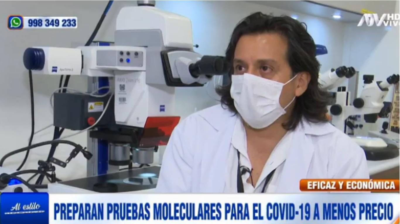 Edward Malaga Trillo, especialista en microbiología e inmunología, explica que la prueba molecular que prepara tendrá un diagnóstico de coronavirus en tal solo 20 minutos. Foto: ATV