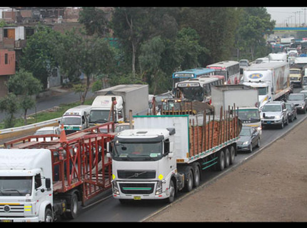 FOTOS: Bus se despista y choca con paradero en la vía de Evitamiento