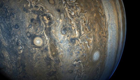 NASA revela nuevas imágenes que muestran a Júpiter en color azul