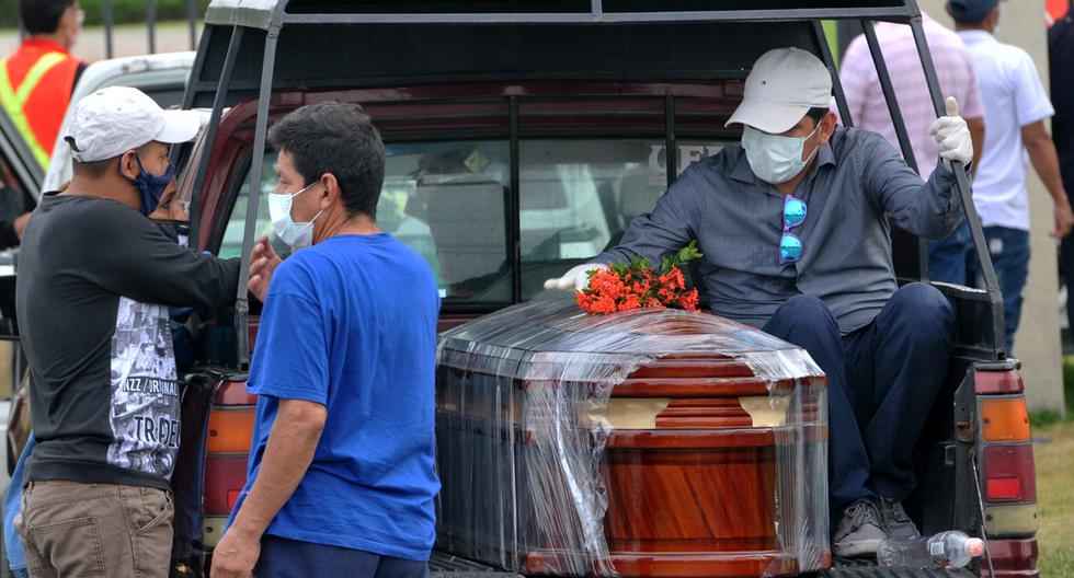 Imagen referencial. Familiares de una víctima del nuevo coronavirus COVID-19 llegan con el ataúd al cementerio de Parque de la Paz en Guayaquil, Ecuador. (AFP/José Sánchez).