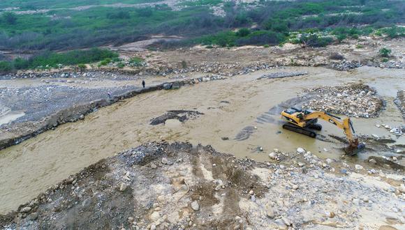 Con maquinaria pesada se viene interviniendo en puntos críticos del río Lacramarca para prevenir huaicos o desbordes.