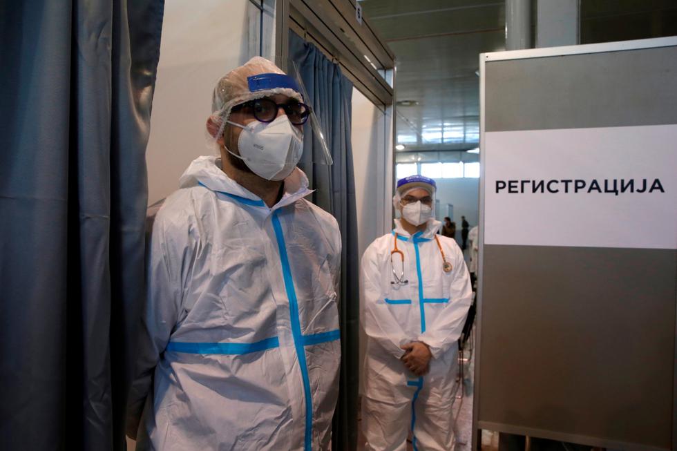 La vacunación con el medicamento chino Sinopharm ha comenzado este martes en Serbia después de que su uso recibiera el lunes la autorización de la agencia nacional competente, informaron las autoridades del país. (Texto: EFE / Foto: AFP).