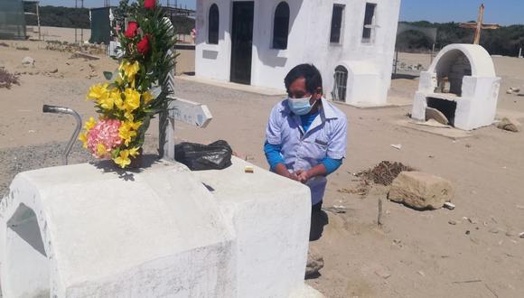 Esteban Santacruz llegó hasta el cementerio del distrito de Pachacútec a llevar flores a su hija que perdió la vida en el sismo del 2007.
