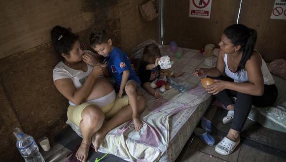 Nayleth, su esposo y sus dos hijos pequeños llegaron a vivir en un camión estacionado en Magdalena. Compartían el vehículo con otra familia venezolana. (Foto archivo GEC)