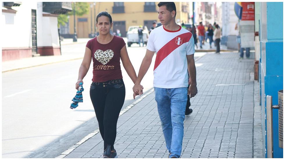 Coronavirus: Parejas caminan tomados de la mano pese a recomendaciones