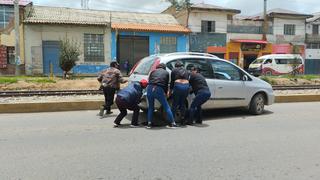 Huancayo: auto queda atrapado en buzón sin tapa y pasajeros deben cargar unidad para sacarla 
