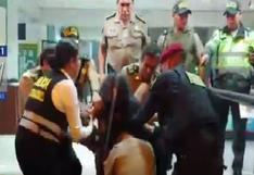 Miraflores: mujer jala de los pelos y agrede a policía femenina (VIDEO)