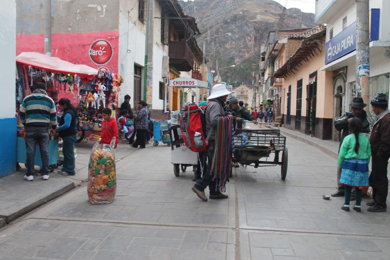 Comercio informal invade veredas y vías en Huancavelica