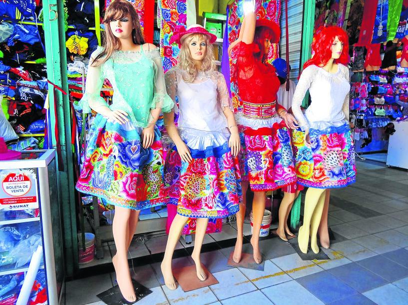 Venta de polleras se incrementa por fiestas de santiago 