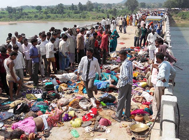 India: Una estampida durante peregrinación hindú causa 27 muertos 