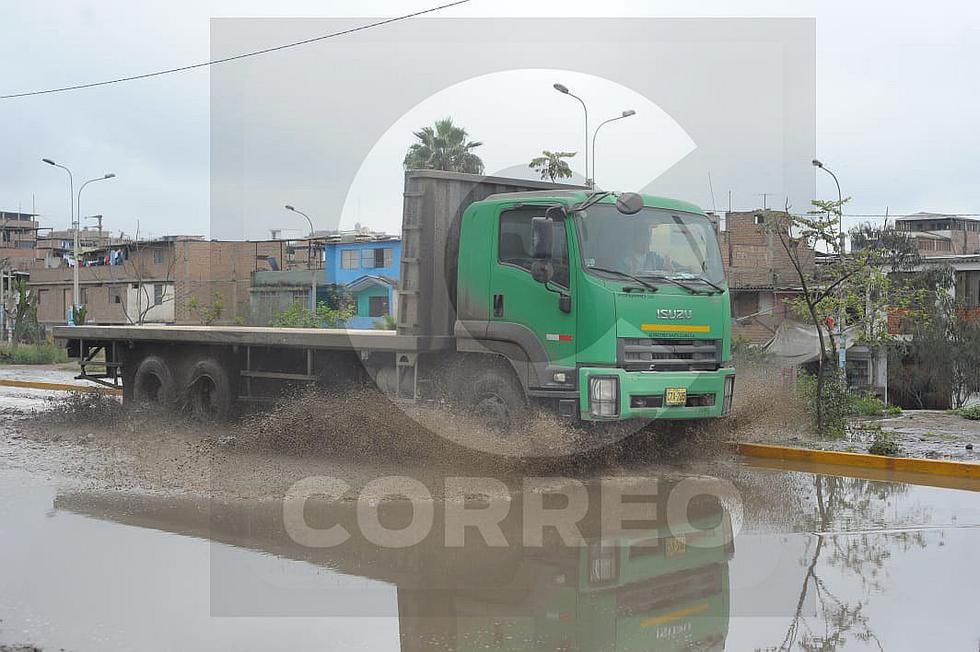 ​Enormes charcos invaden pistas tras intensa lluvia en Lima (FOTOS Y VIDEO) 