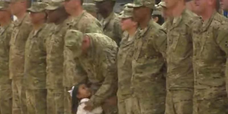 YouTube: Niña hace que su papá rompa formación militar para abrazarla (VIDEO)    
