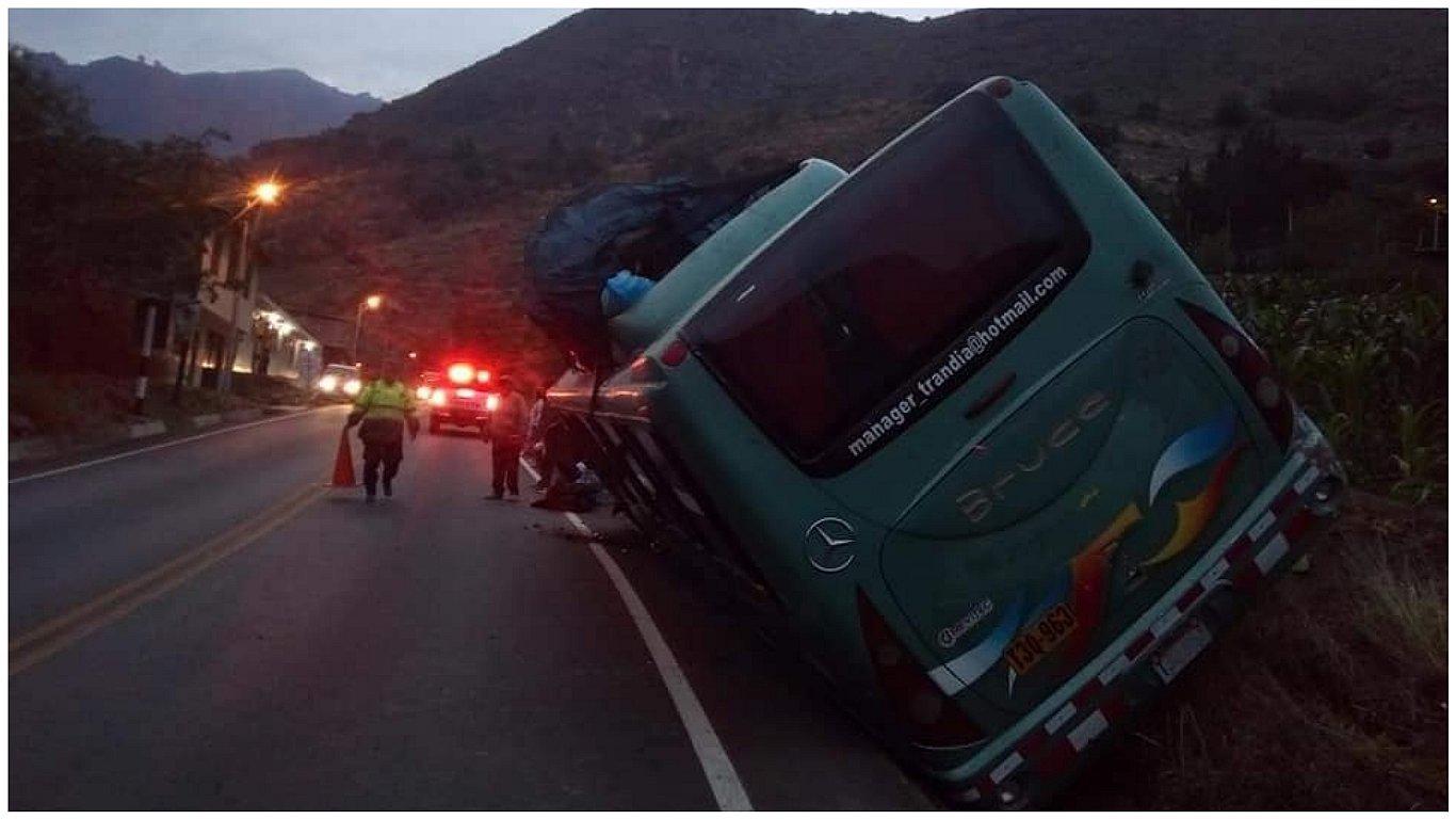 Bus se despista y 30 pasajeros se salvan de milagro 