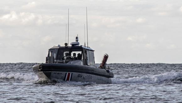 Una embarcación de la Guardia Costera regresa a puerto durante la búsqueda de pasajeros desaparecidos de una avioneta que se estrelló en la víspera frente a las costas de Costa Rica, en Limón, el 22 de octubre de 2022. (Foto por Ezequiel BECERRA / AFP)