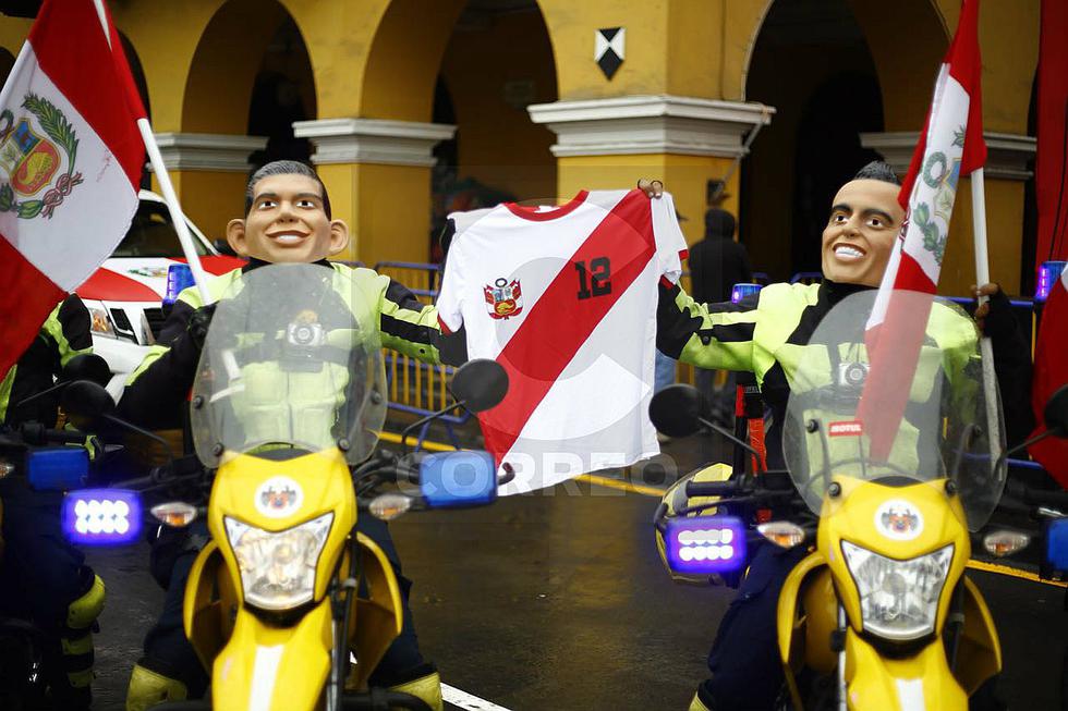 Hinchas peruanos miran el Rusia vs Arabia Saudita desde la Plaza de Armas 