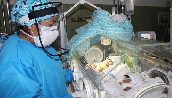 Dos bebés en una sola cuna a falta de espacio en Neonatología de Huancayo (FOTOS)