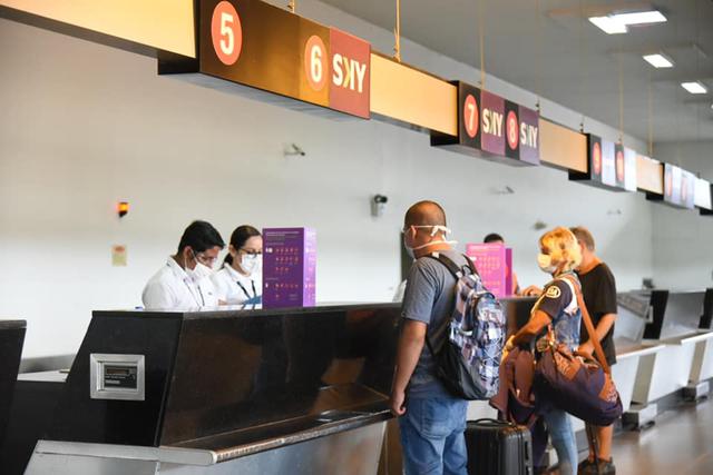 Pasajeros pasaron por un control sanitario antes de partir de Loreto a Lima. (Foto: Diresa Loreto)