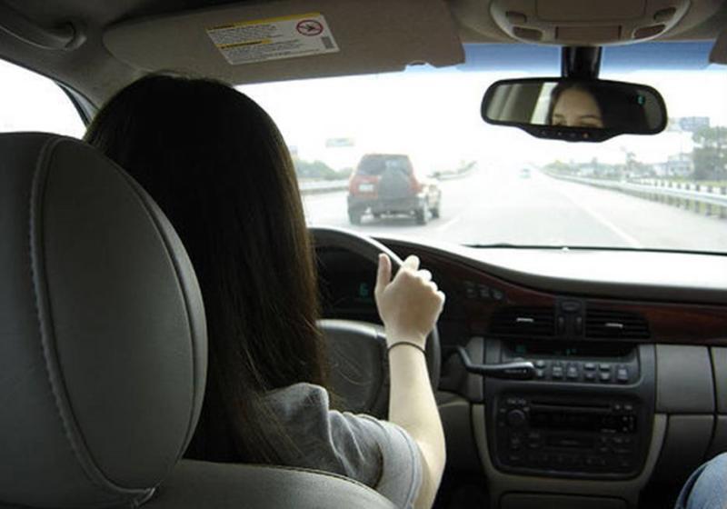 Jeque árabe advierte a mujeres que conducir daña los ovarios