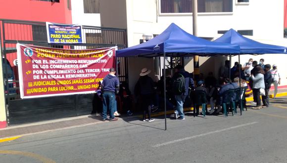 Personal de la corte en huelga se apostó en las tres puertas de la sede del Poder Judicial en Tacna.  (Foto: Adrian Apaza)