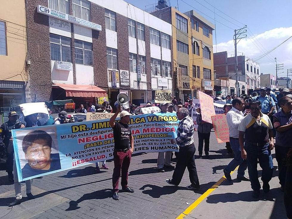 Protestan contra EsSalud y acusan de negligencias (FOTOS)