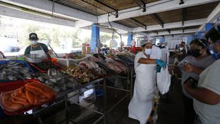 Personas llegan al terminal pesquero de Chorrillos para realizar compras por Semana Santa (FOTOS)