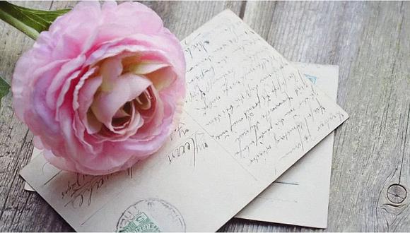 Una mujer recibe una tarjeta postal enviada a su dirección hace 112 años 